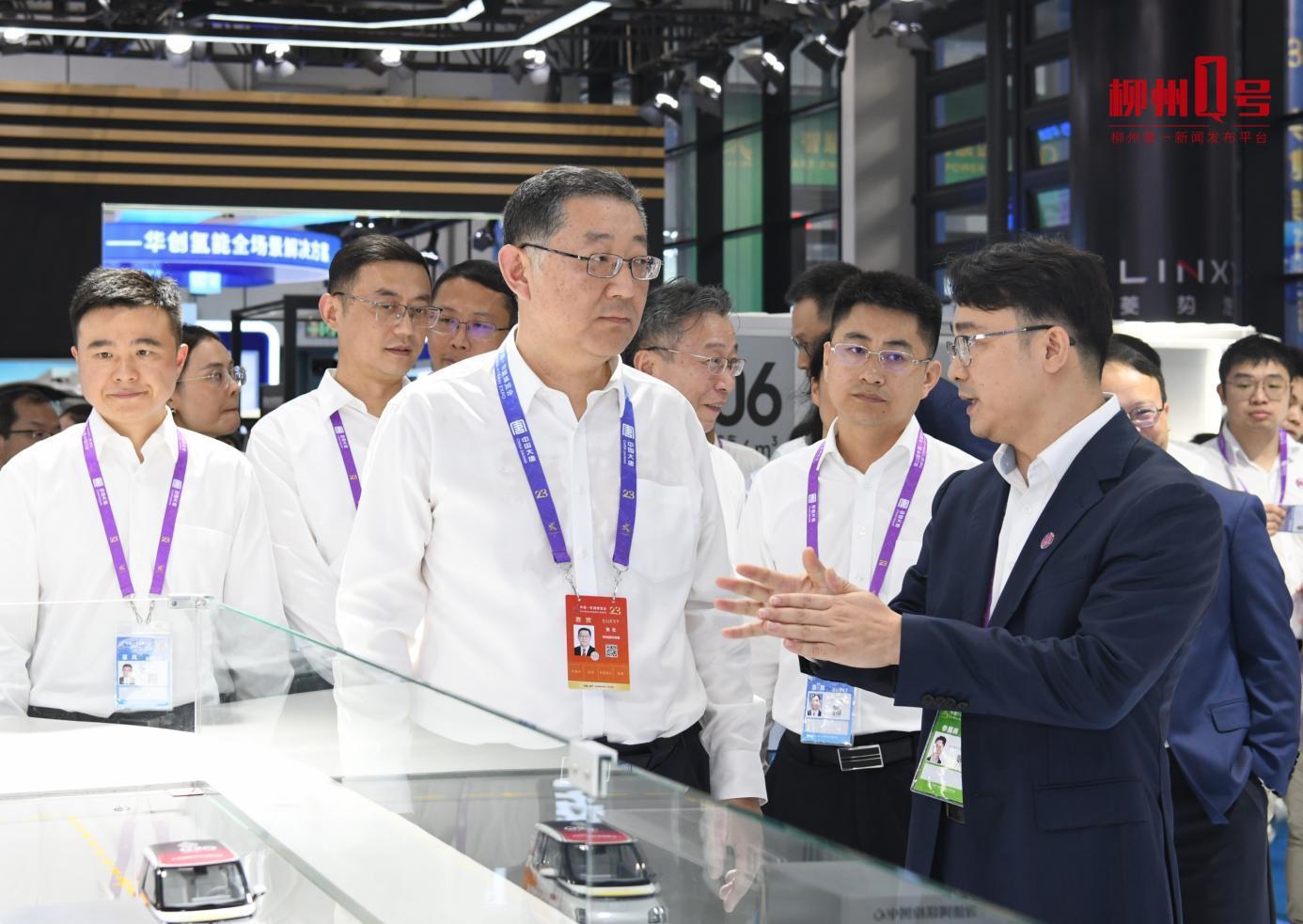 在上汽通用五菱展位参观指导。