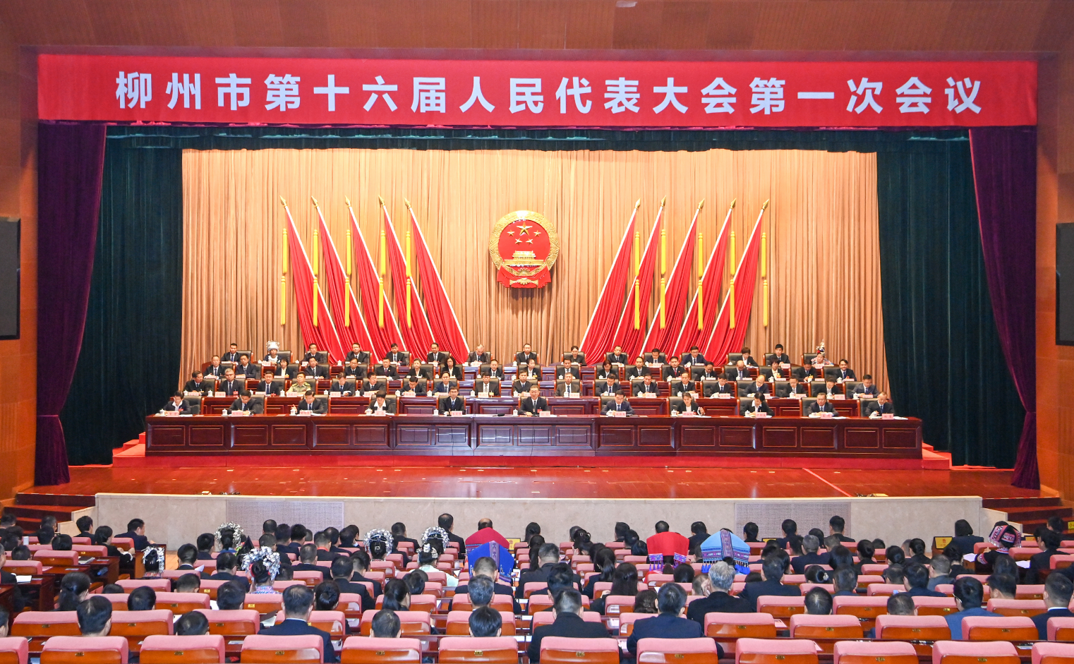 10月16日,柳州市第十六届人民代表大会第一次会议闭幕会现场。