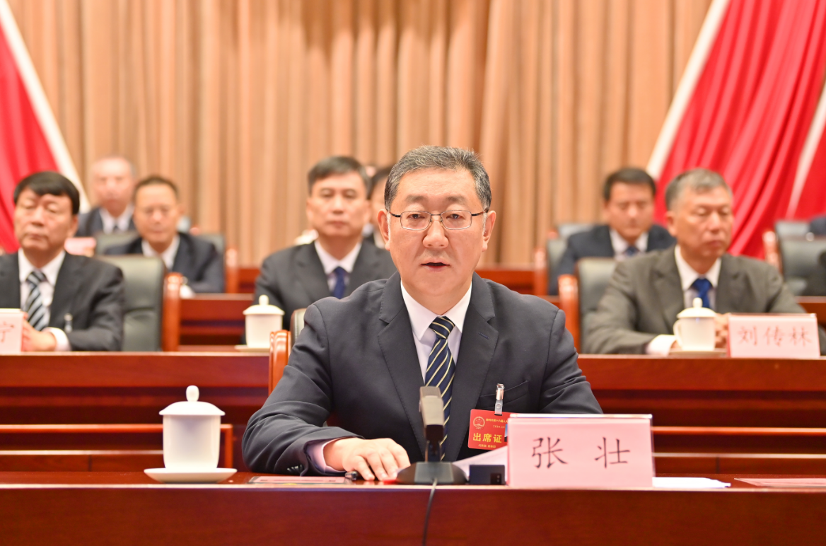 张壮在闭幕会上讲话。